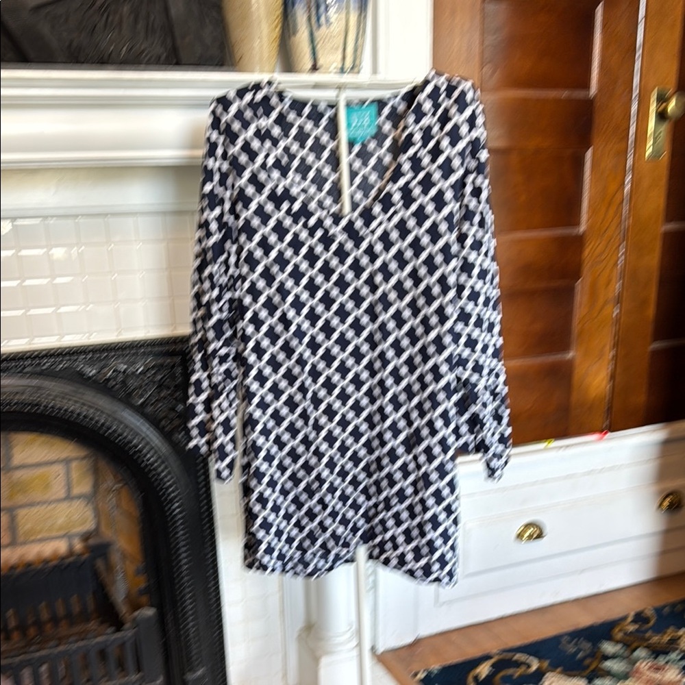 Escapada Women's Blue and White Geometric tunic. Worn twice